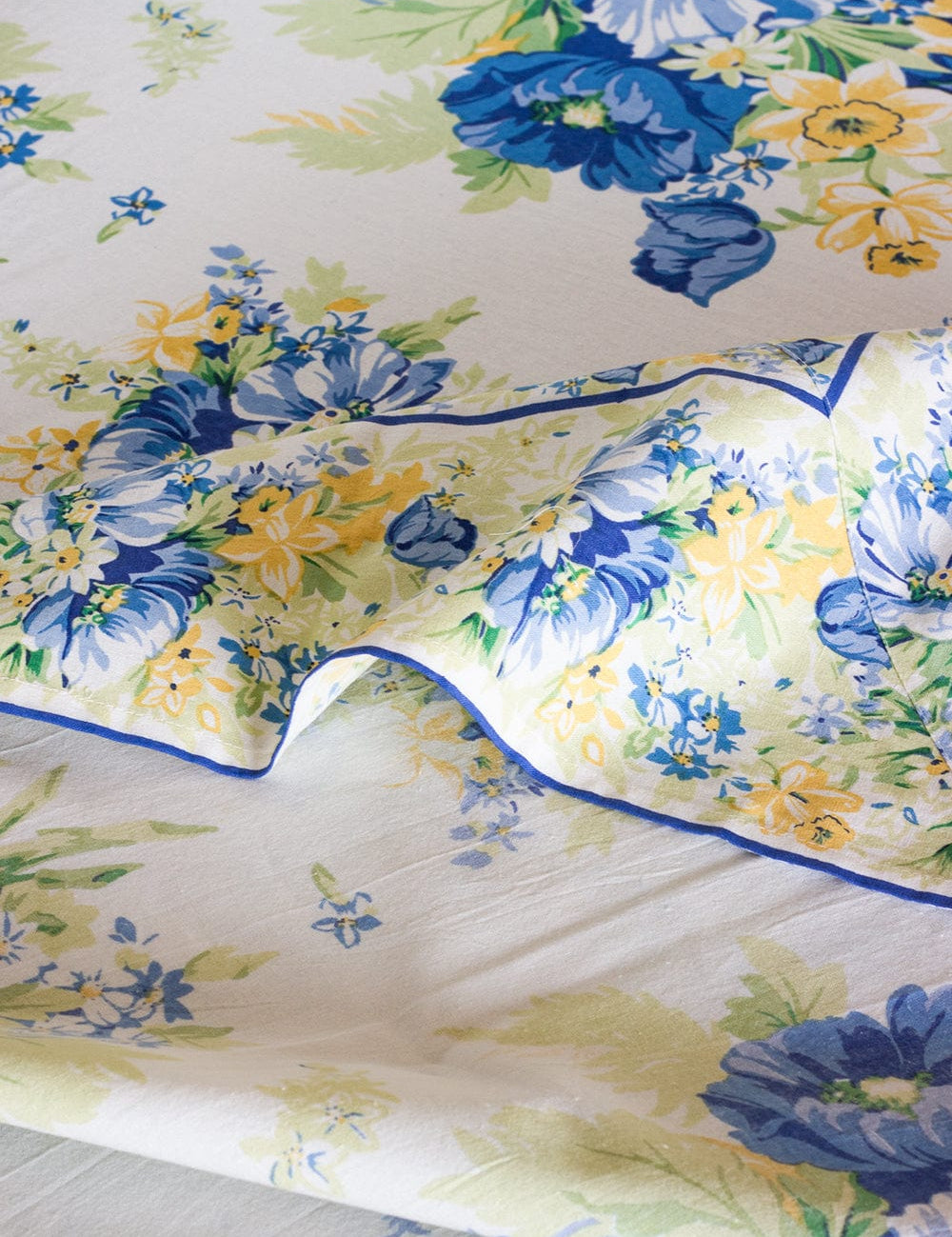 April Cornell Charming Ecru Breakfast Cloth- 6 Seater
