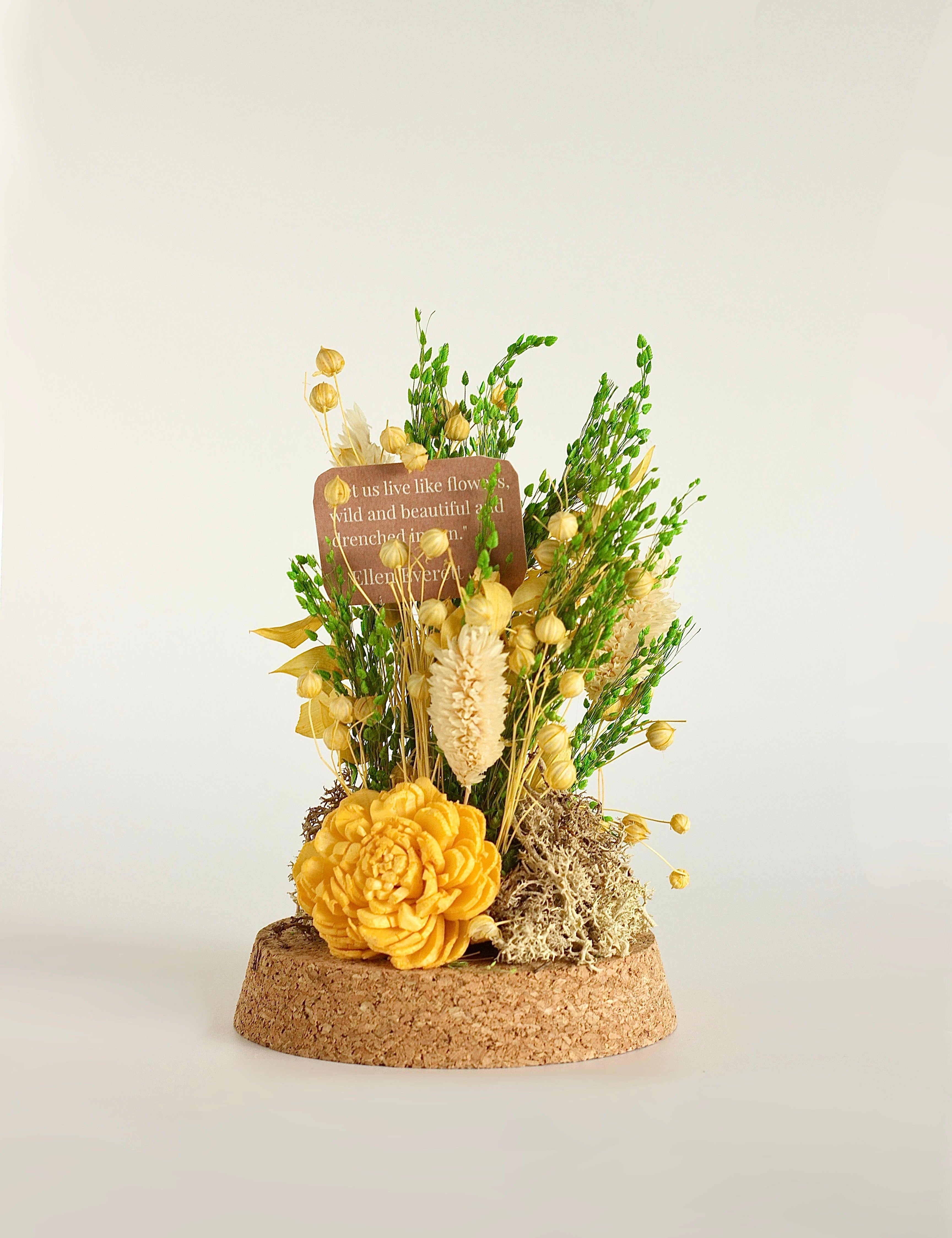 Dome Botanique -  Botanical flowers in a Glass Cloche - Daffodil