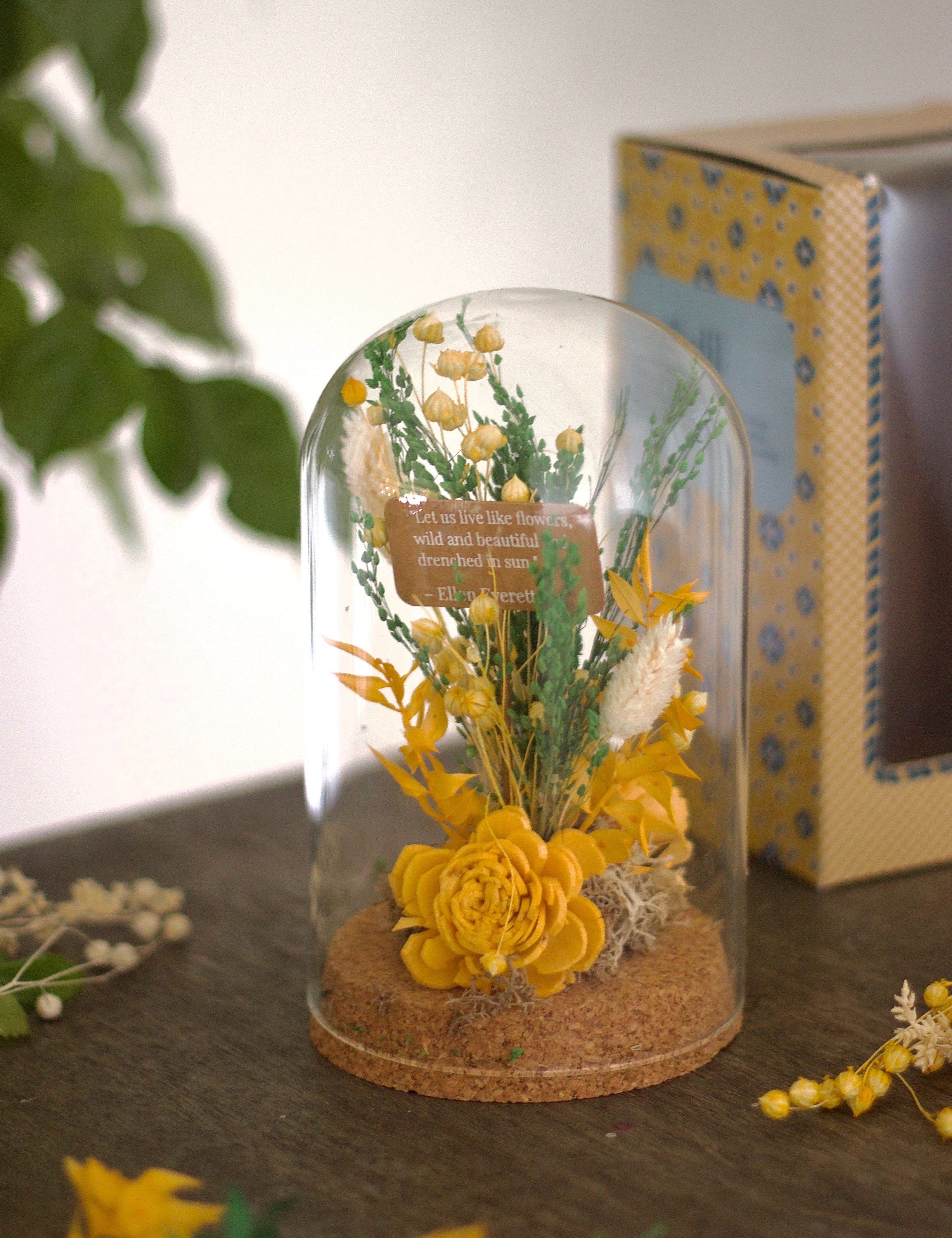Dome Botanique -  Botanical Flowers in a Glass Cloche - Daffodil