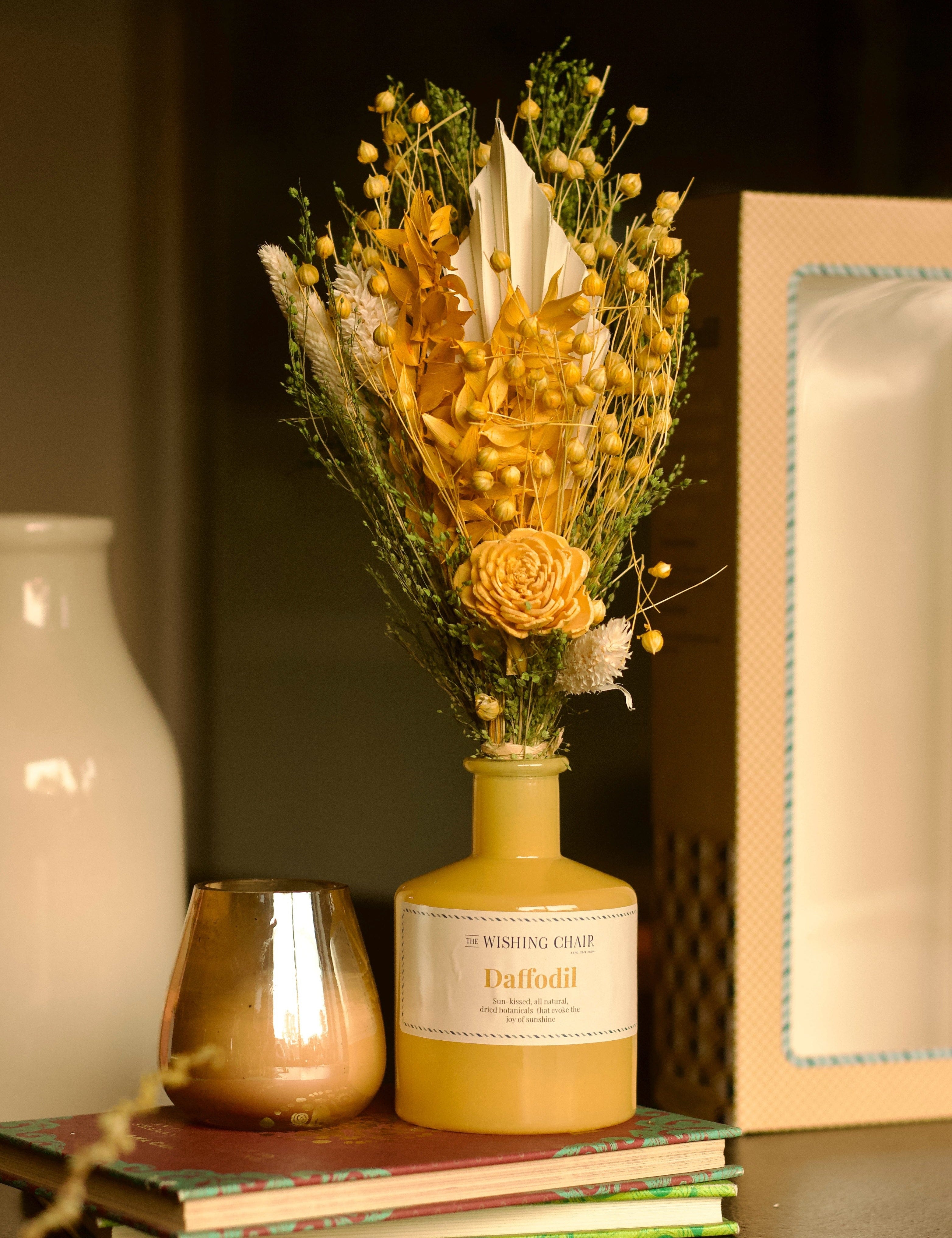 Dream Botanique Glass Vase with Botanical flowers - Daffodil