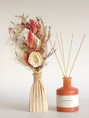 Sonnet Botanique - Reed Diffuser With Ceramic Vase and Botanical Flowers