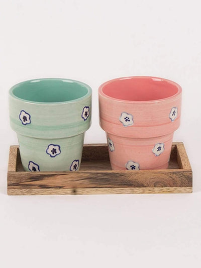 Hello Daisy Planters  With Wooden Tray -set Of 2Material: Ceramic &amp; Wood
Dimensions: 3"D inch x 3.5"H inch

 Wooden Tray -setThe Wishing Chair